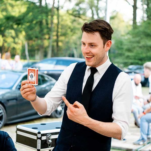 Table Magic by brandon smeets, can you pick a card?